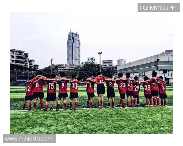 足球明星分享奋斗故事激励年轻人追逐梦想的精彩演讲视频